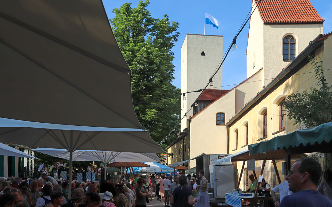 Sonne, Wolken und nur ein kurzer Regenschauer – eine fast ungetrübte Feststimmung beim Burgfest 2019 der Freunde Grünwalds